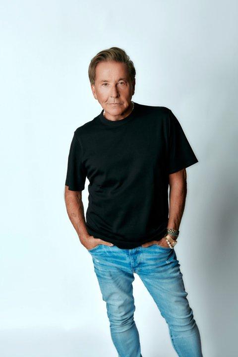 Ricardo Montaner- Quiero devorarme el escenario y cantar sin parar