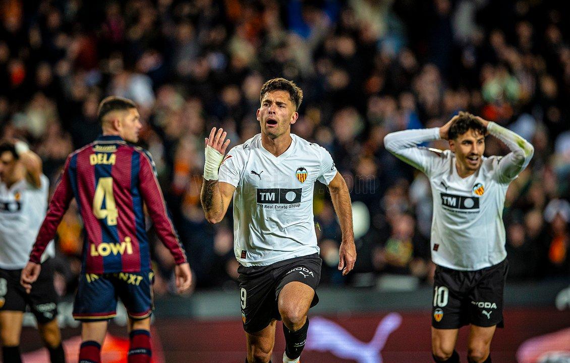 Con Lucas Beltraacuten de titular el Valencia se llevoacute un gran triunfo en LaLiga
