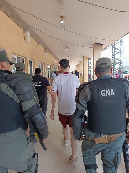 Un hincha de Lanuacutes no pudo ver la final en Paraguay por amenazas en redes