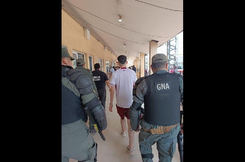 Un hincha de Lanuacutes no pudo ver la final en Paraguay por amenazas en redes