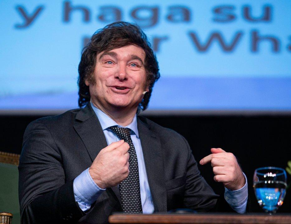 ldquoEn honor ardquo- Milei exhibioacute una camiseta de un club argentino en plena poleacutemica con AFA