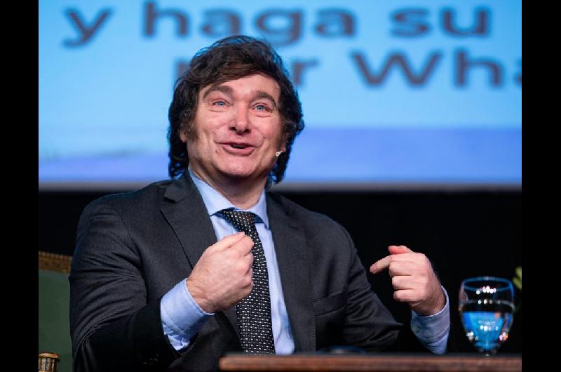 ldquoEn honor ardquo- Milei exhibioacute una camiseta de un club argentino en plena poleacutemica con AFA