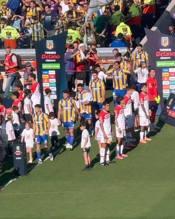 Agremiados cuestionoacute el pasillo de espaldas y pidioacute ldquorespeto y juego limpiordquo