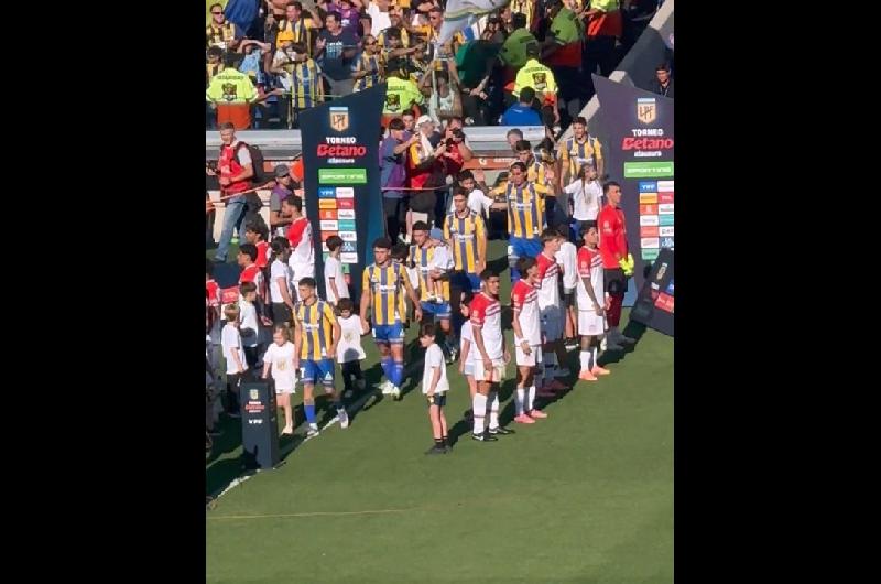 Agremiados cuestionoacute el pasillo de espaldas y pidioacute ldquorespeto y juego limpiordquo