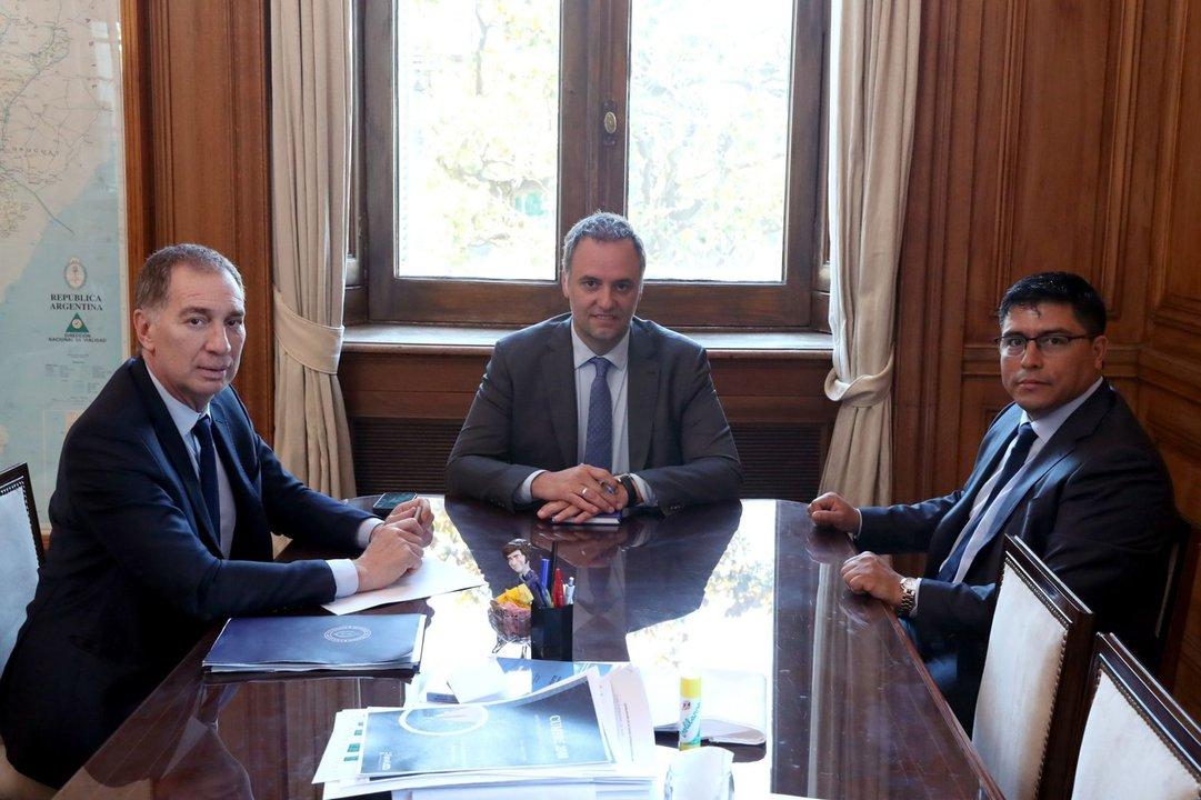 Santilli se reunioacute ahora con el gobernador de Santa Cruz Claudio Vidal