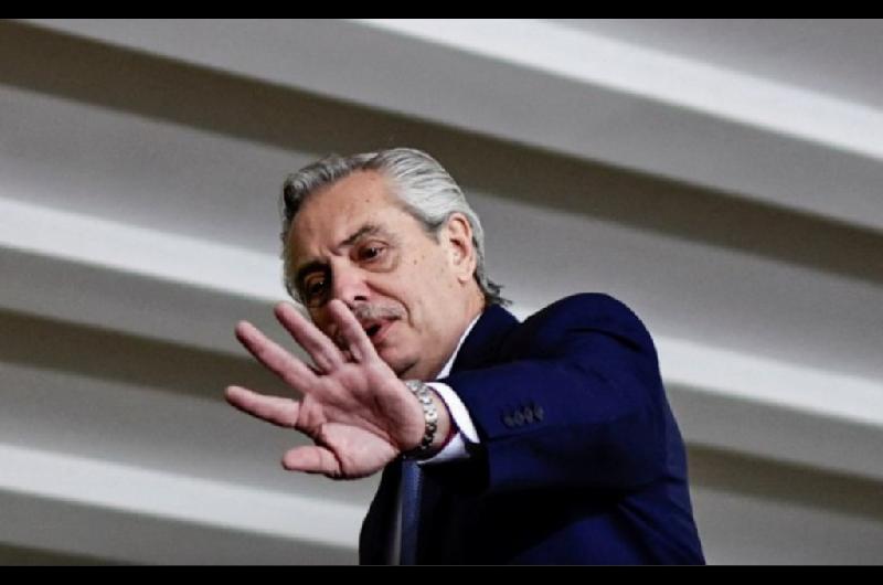 Alberto Fernaacutendez defendioacute a Rosario Central y respaldoacute la gestioacuten de ldquoChiquirdquo Tapia