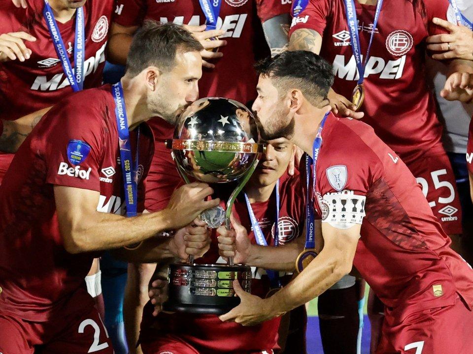 Lautaro ldquoLauchardquo Acosta se emocionoacute en su retiro del fuacutetbol profesional