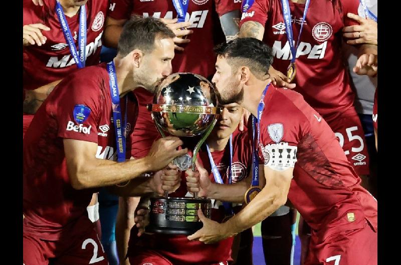 Lautaro ldquoLauchardquo Acosta se emocionoacute en su retiro del fuacutetbol profesional