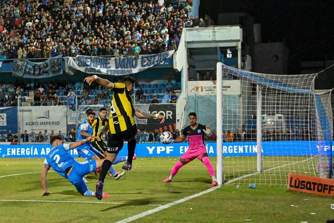 Un aacuterbitro FIFA dirigiraacute la final del Reducido de la Primera Nacional