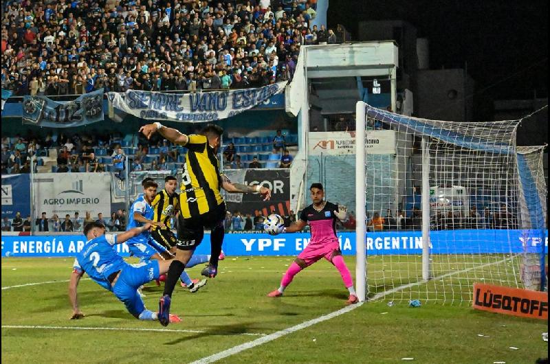 Un aacuterbitro FIFA dirigiraacute la final del Reducido de la Primera Nacional