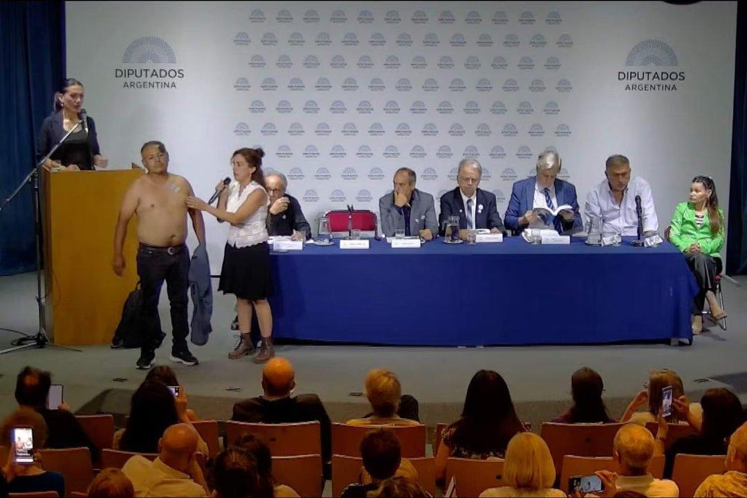 Insoacutelito- en un evento antivacunas del Congreso una expositora hizo subir al escenario a un hombre sin remera