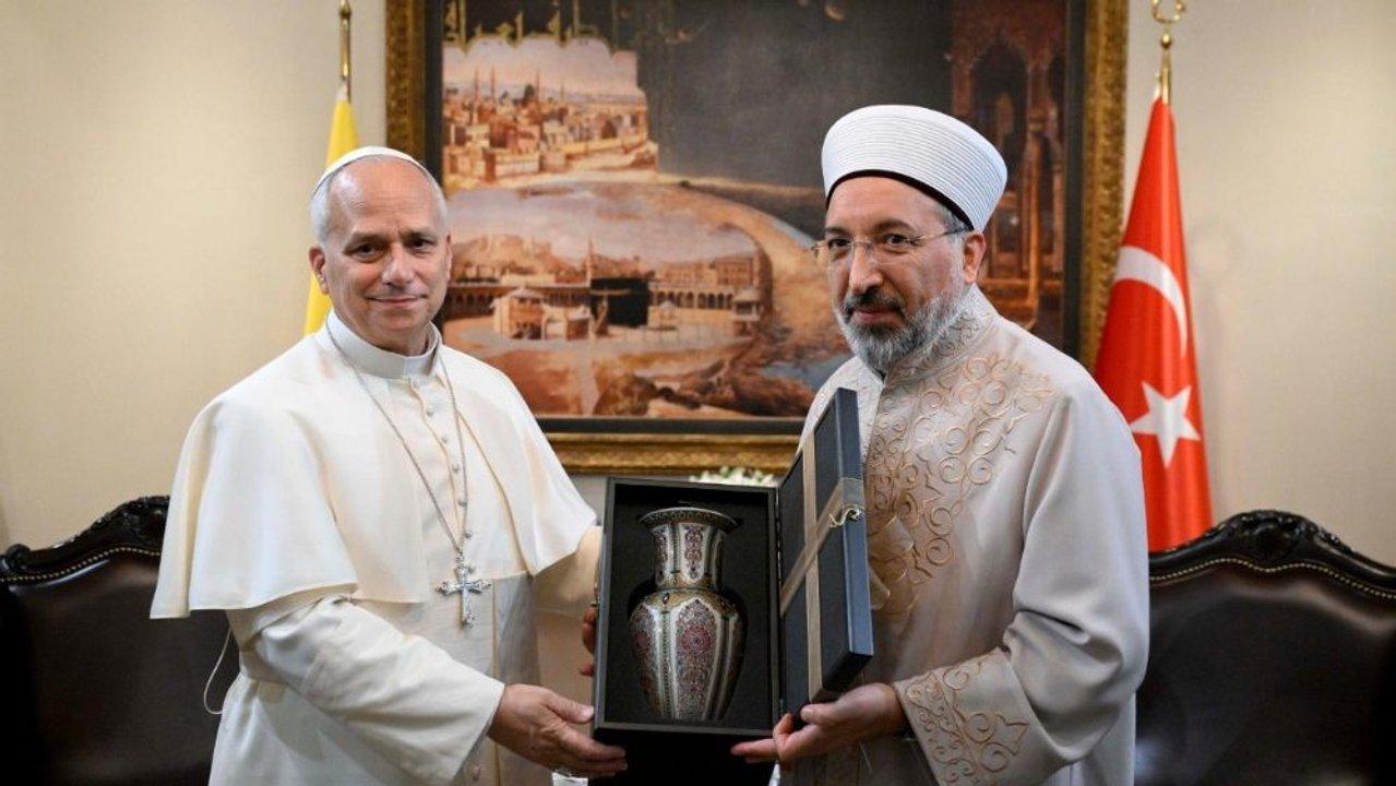 El papa Leoacuten XIV con cristianos y musulmanes en Estambul