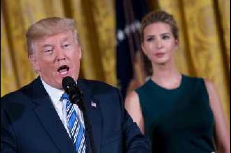 Donald Trump llamoacute ldquoestuacutepidardquo a una periodista en conferencia de prensa