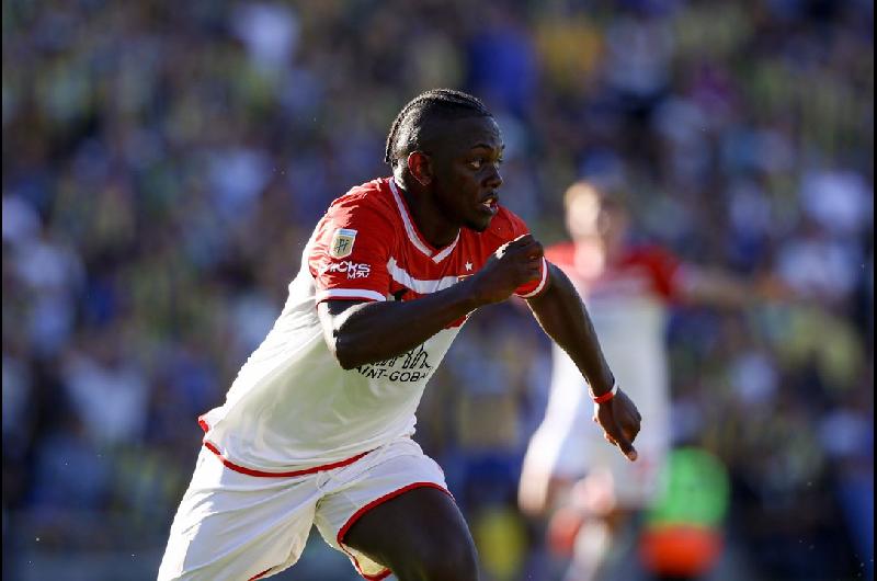 En medio del escaacutendalo con Veroacuten Estudiantes visita a Central Coacuterdoba