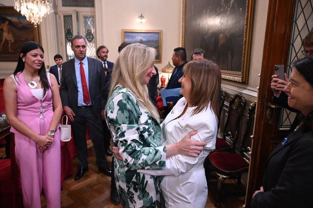Las fotos del festejo iacutentimo de LLA en el Senado- Karina Milei y Bullrich a los abrazos