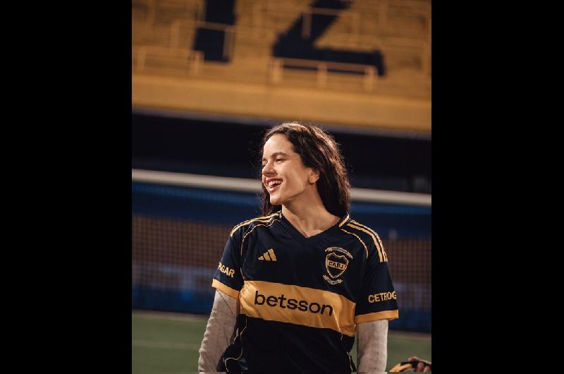 iquestHincha de Boca Rosaliacutea visitoacute la Bombonera y posoacute con la camiseta del ldquoXeneizerdquo