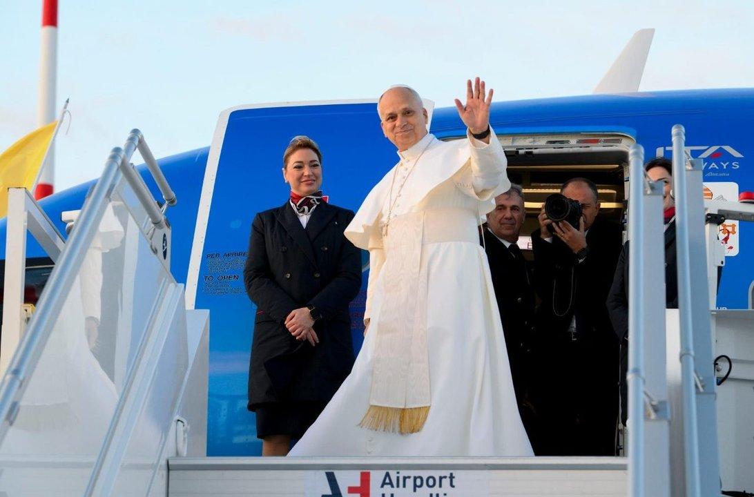 El avioacuten del Papa entroacute al ldquoservicerdquo en plena gira 
