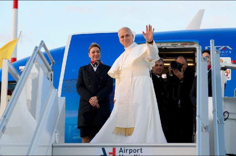 El avioacuten del Papa entroacute al ldquoservicerdquo en plena gira 