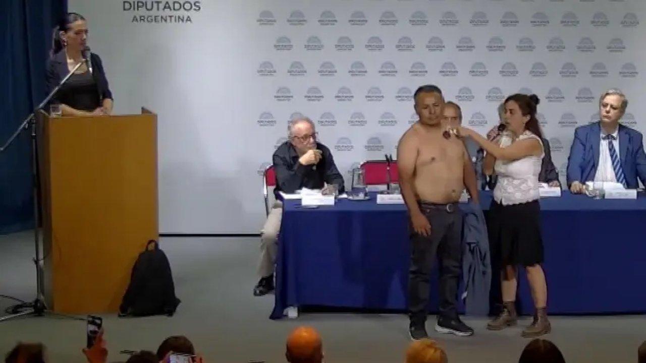 Papeloacuten antivacuna en el Congreso- el hombre imaacuten era un viejo personaje de TV