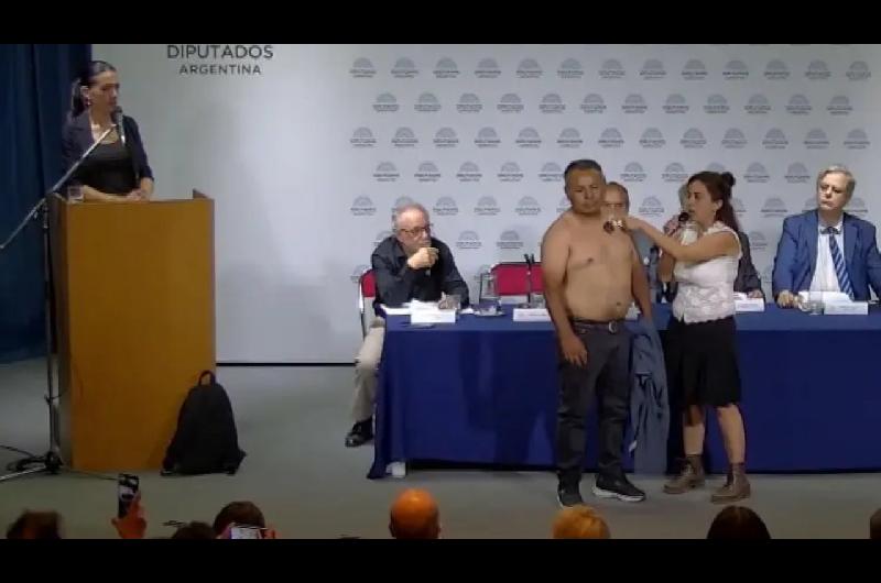 Papeloacuten antivacuna en el Congreso- el hombre imaacuten era un viejo personaje de TV