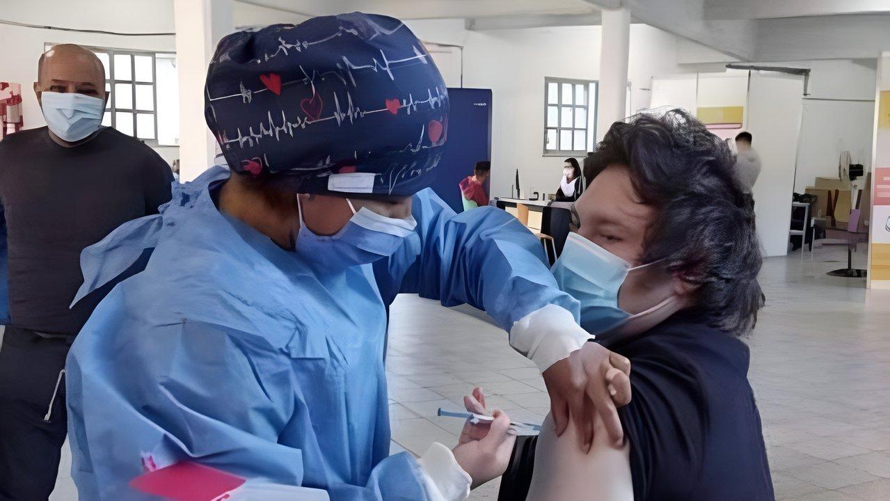 iquestQueacute deciacutea Javier Milei de las vacunas contra el Covid-19 y por queacute tardoacute en daacutersela