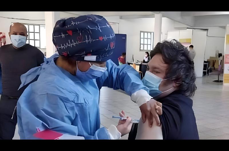 iquestQueacute deciacutea Javier Milei de las vacunas contra el Covid-19 y por queacute tardoacute en daacutersela