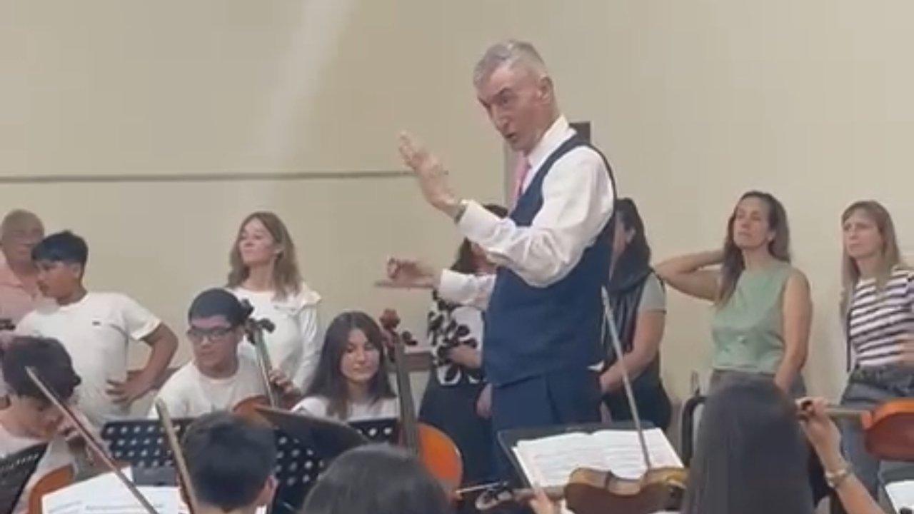 Video- Nelson Castro tomoacute la batuta de la Orquesta Sinfoacutenica Juvenil en Chascomuacutes