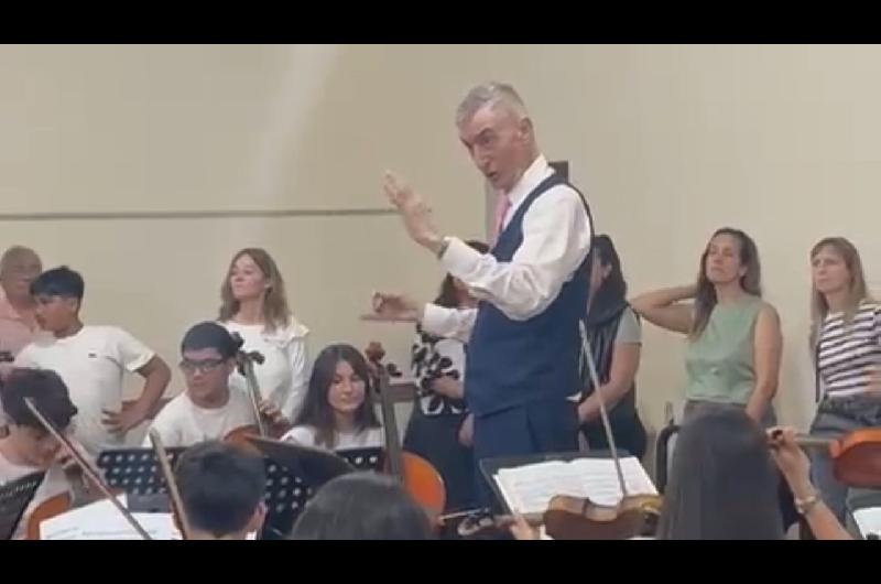 Video- Nelson Castro tomoacute la batuta de la Orquesta Sinfoacutenica Juvenil en Chascomuacutes