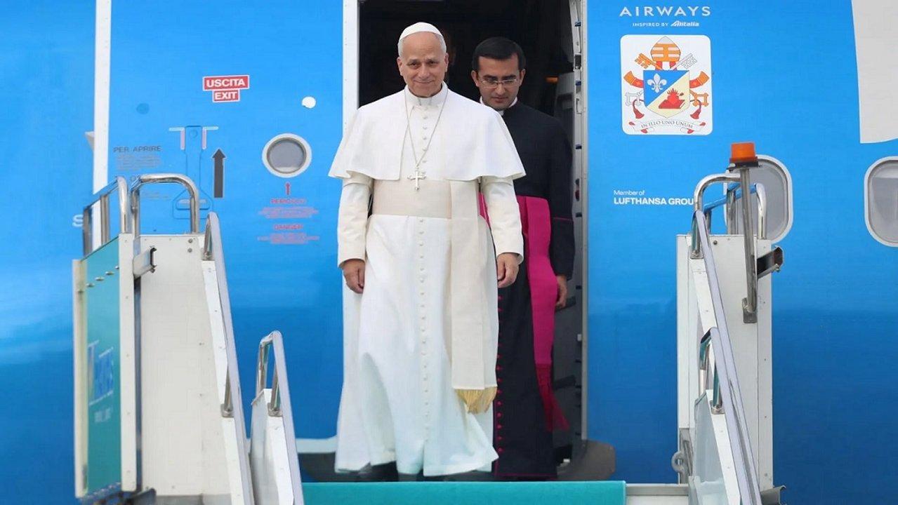 El papa Leoacuten XIV llamoacute a la unidad y la paz en su despedida de Turquiacutea