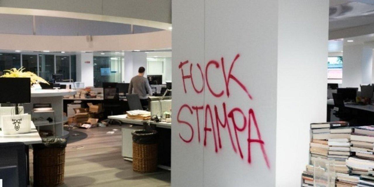 Activistas asaltaron y destrozaron la redaccioacuten de un diario italiano