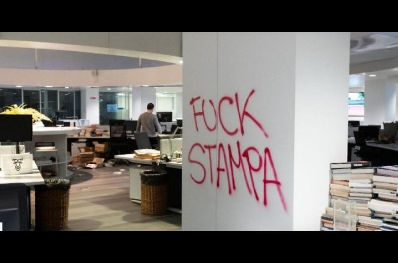 Activistas asaltaron y destrozaron la redaccioacuten de un diario italiano