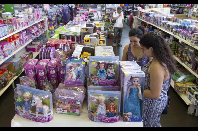 El regalo de Navidad maacutes caro- los juguetes en Argentina son hasta 75-en-porciento- maacutes costosos que en la regioacuten