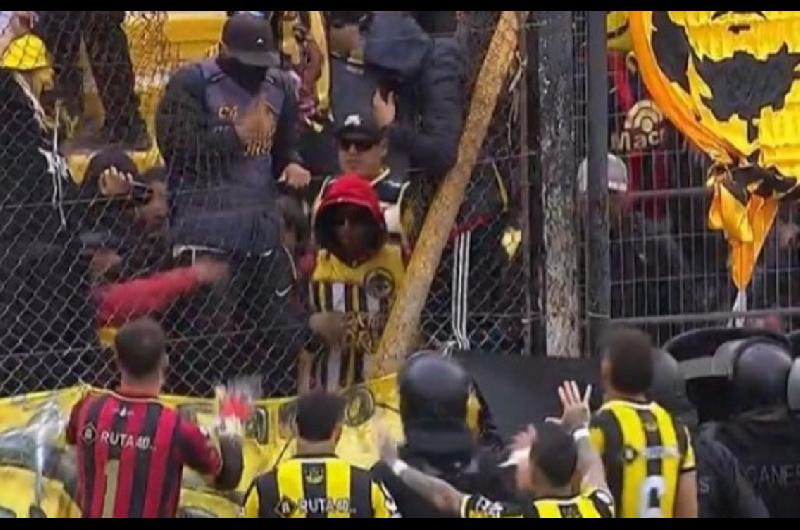 Piedrazos violencia y bronca incontenible- Deportivo Madryn cerroacute una temporada para el olvido