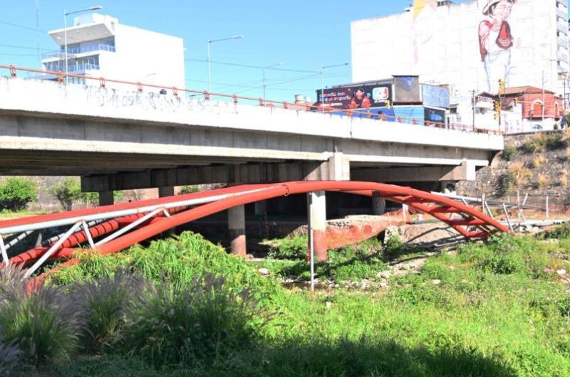 Destacan avances en la construccioacuten de pasarelas peatonales sobre el Xibi Xibi