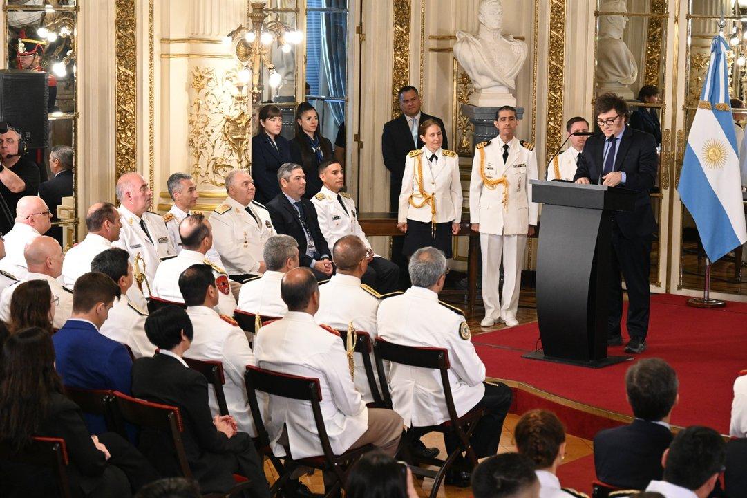 Javier Milei encabeza el ascenso de las Fuerzas de Seguridad- queacute incluye la ceremonia