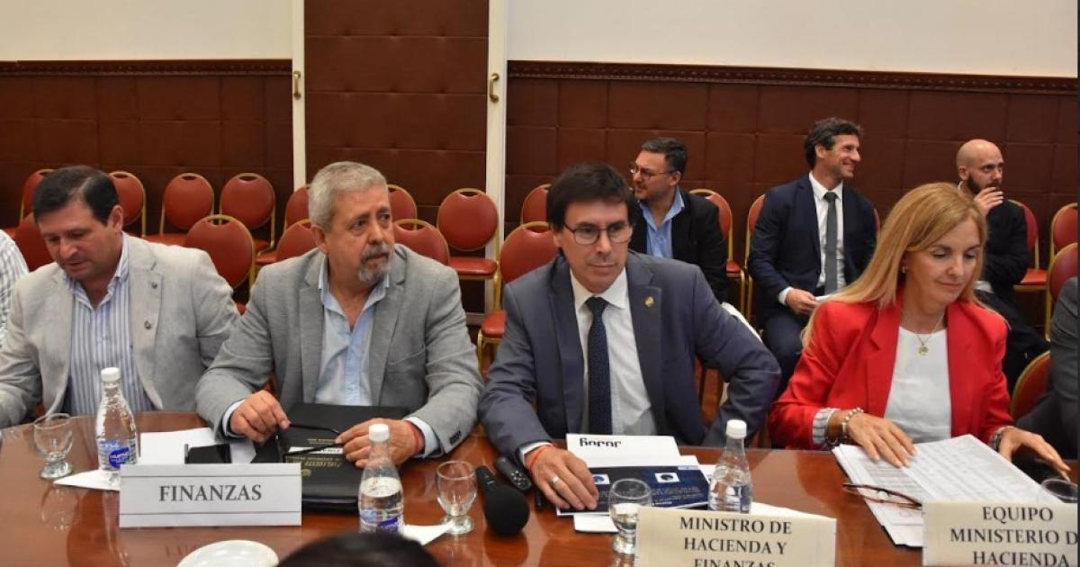 Pauta salarial hasta 30-en-porciento- reduccioacuten de deuda y suba del 50-en-porciento- para obras puacuteblicas