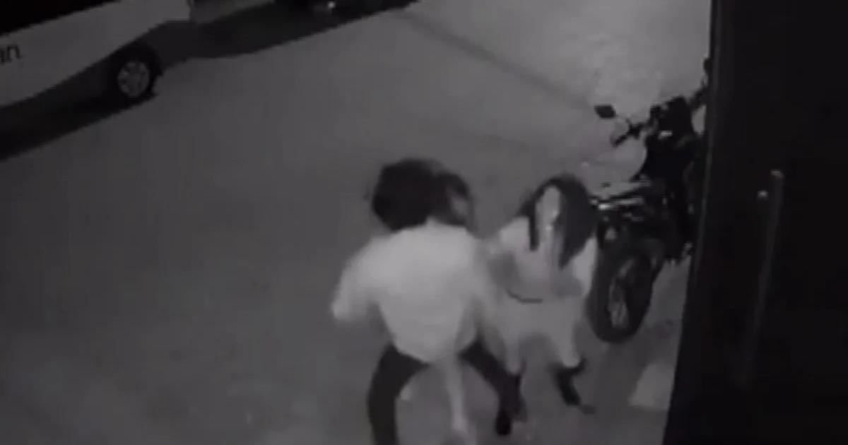 Atacoacute a golpes en la viacutea puacuteblica a su ex pareja 