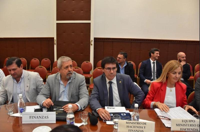 Pauta salarial hasta 30-en-porciento- reduccioacuten de deuda y suba del 50-en-porciento- para obras puacuteblicas