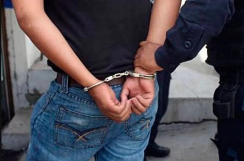 Fue a verificar su vehiacuteculo y descubrioacute que era buscado por la Justicia