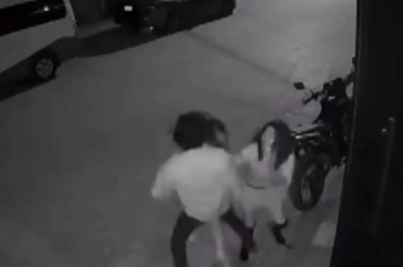 Atacoacute a golpes en la viacutea puacuteblica a su ex pareja 