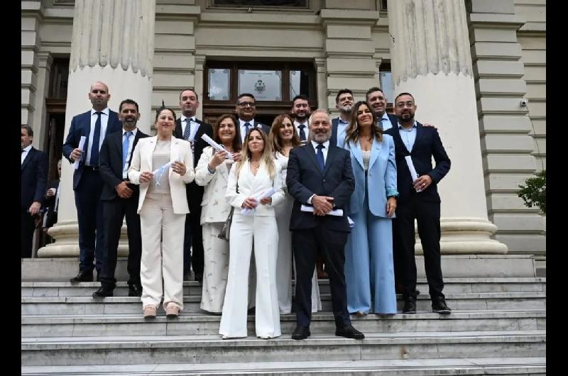 Los legisladores bonaerenses electos recibieron sus diplomas en medio del debate por el financiamiento