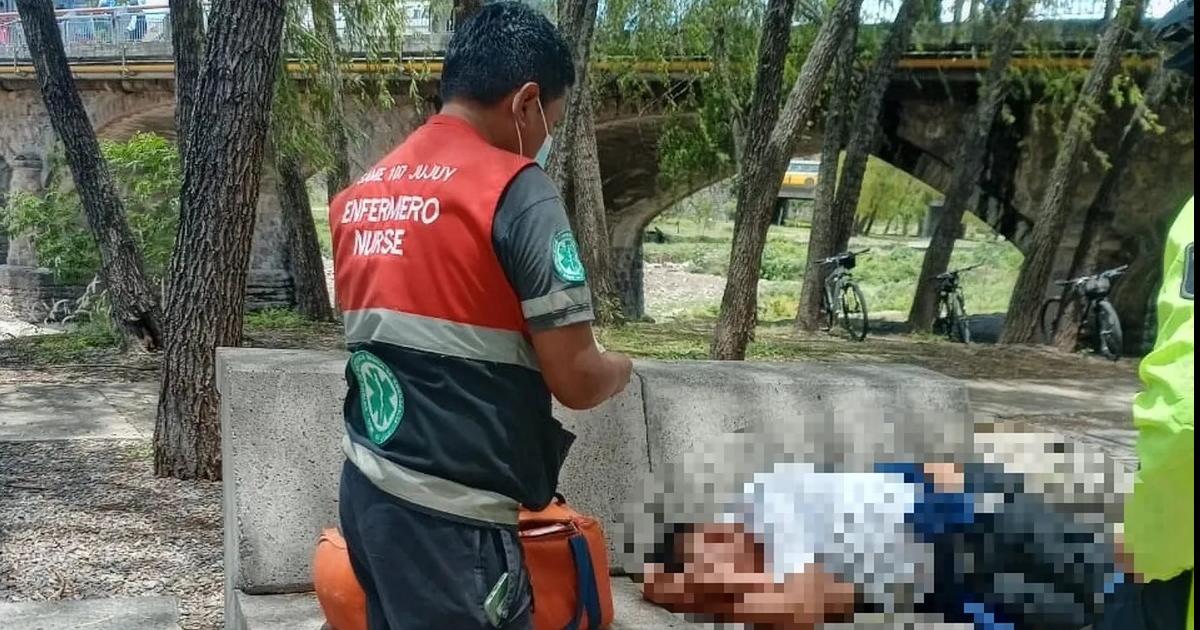 Encontraron a un hombre inconsciente en una banca del Parque Xibi Xibi