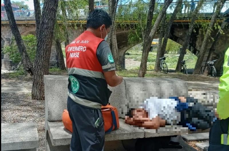Encontraron a un hombre inconsciente en una banca del Parque Xibi Xibi