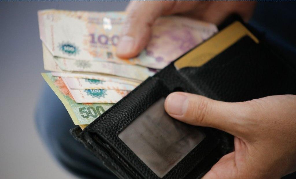 Salario miacutenimo- el Gobierno fijoacute aumentos escalonados hasta agosto de 2026