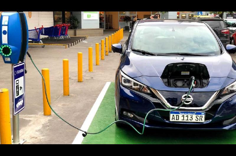 Cuaacuteles son los autos eleacutectricos e hiacutebridos que ingresaraacuten sin arancel