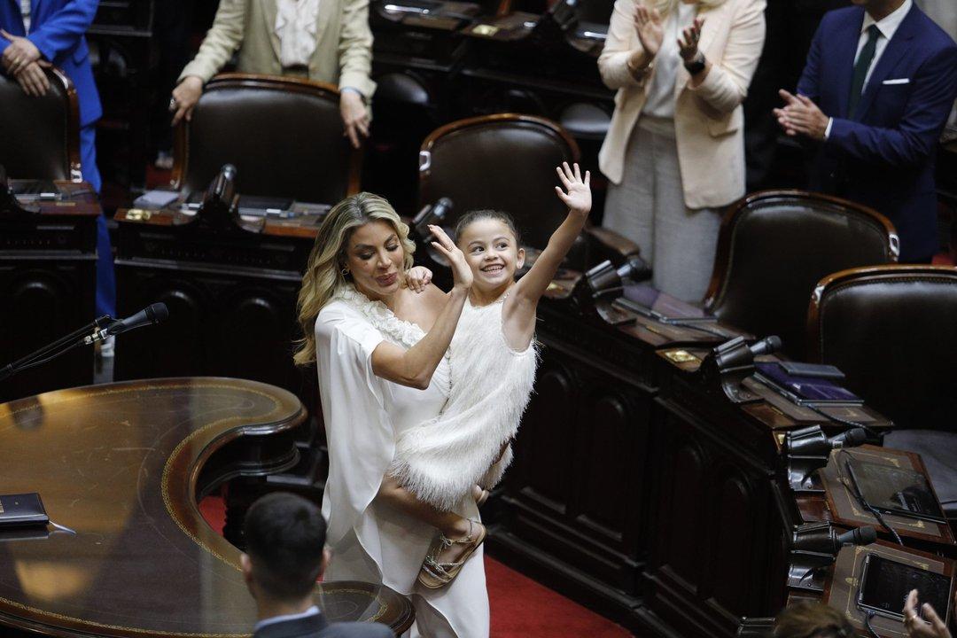 Diputados- Virginia Gallardo juroacute y le tiroacute un beso a Javier Milei