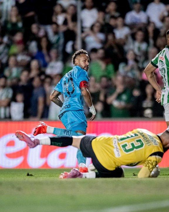 Brasileirao- Neymar convirtioacute un hat-trick y sacoacute a Santos de la zona de descenso