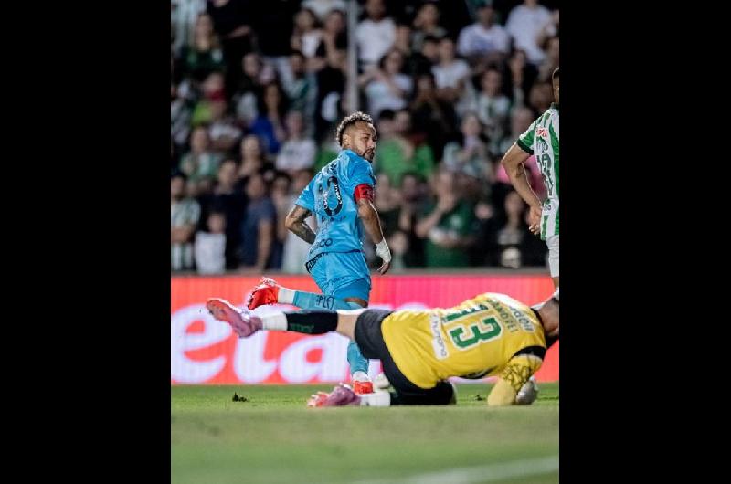 Brasileirao- Neymar convirtioacute un hat-trick y sacoacute a Santos de la zona de descenso