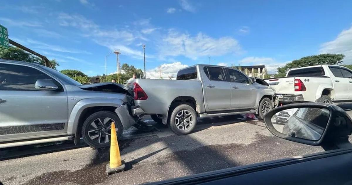 Tres camionetas protagonizaron un violento choque en cadena en el acceso sur