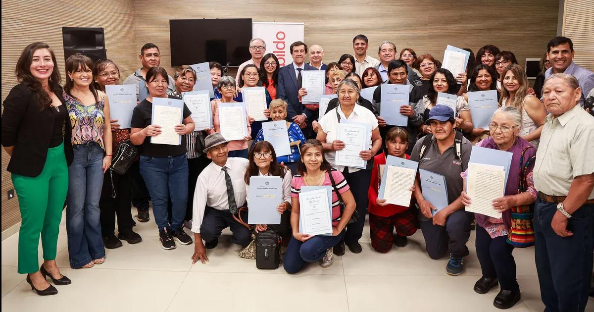 Sadir entregoacute escrituras de lotes a maacutes de 50 familias 